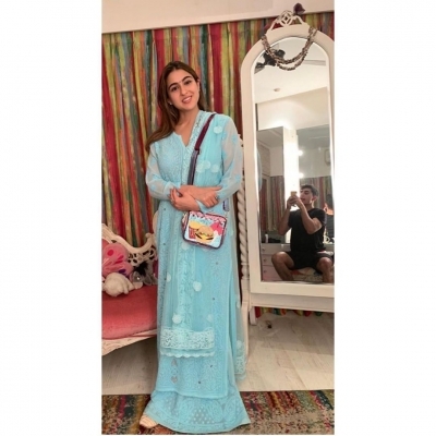 Taking a break from her busy shoot schedule, actress Sara Ali Khan celebrated Diwali with her father Saif Ali Khan, actress Kareena Kapoor Khan, Ibrahim Ali Khan and Taimur Ali Khan.