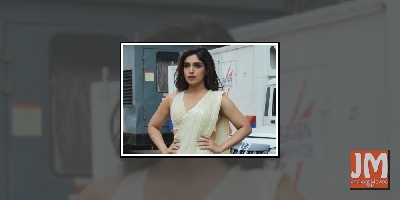 'Sexy naari' Bhumi Pednekar flaunts her 'sexy sari'