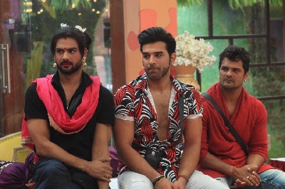 'Bigg Boss 13': Vishal cross dresses as Paras' 'Mausi' for task.