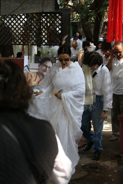 Mumbai: Actress Rekha at the funeral of Shaukat Azmi - veteran actress, wife of renowned Late Urdu poet and lyricist Kaifi Azmi and mother of actress Shabana Azmi - in Mumbai on Nov 23, 2019. (Photo: IANS)