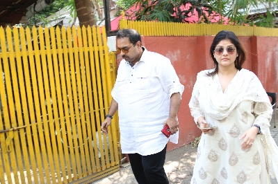 Mumbai: Singer Shankar Mahadevan at the funeral of Shaukat Azmi - veteran actress, wife of renowned Late Urdu poet and lyricist Kaifi Azmi and mother of actress Shabana Azmi - in Mumbai on Nov 23, 2019. (Photo: IANS)