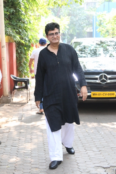 Mumbai: CBFC chairman Prasoon Joshi at the funeral of Shaukat Azmi - veteran actress, wife of renowned Late Urdu poet and lyricist Kaifi Azmi and mother of actress Shabana Azmi - in Mumbai on Nov 23, 2019. (Photo: IANS)