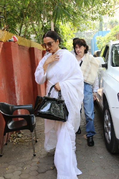 Mumbai: Actress Rekha at the funeral of Shaukat Azmi - veteran actress, wife of renowned Late Urdu poet and lyricist Kaifi Azmi and mother of actress Shabana Azmi - in Mumbai on Nov 23, 2019. (Photo: IANS)