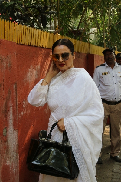 Mumbai: Actress Rekha at the funeral of Shaukat Azmi - veteran actress, wife of renowned Late Urdu poet and lyricist Kaifi Azmi and mother of actress Shabana Azmi - in Mumbai on Nov 23, 2019. (Photo: IANS)