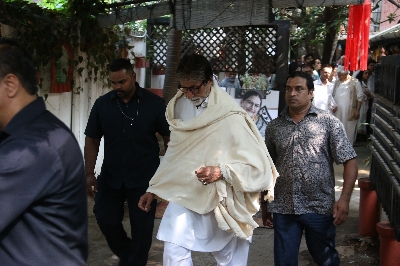 Mumbai: Actor Amitabh Bachchan at the funeral of Shaukat Azmi - veteran actress, wife of renowned Late Urdu poet and lyricist Kaifi Azmi and mother of actress Shabana Azmi - in Mumbai on Nov 23, 2019. (Photo: IANS)