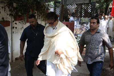 Mumbai: Actor Amitabh Bachchan at the funeral of Shaukat Azmi - veteran actress, wife of renowned Late Urdu poet and lyricist Kaifi Azmi and mother of actress Shabana Azmi - in Mumbai on Nov 23, 2019. (Photo: IANS)