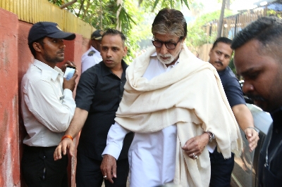Mumbai: Actor Amitabh Bachchan at the funeral of Shaukat Azmi - veteran actress, wife of renowned Late Urdu poet and lyricist Kaifi Azmi and mother of actress Shabana Azmi - in Mumbai on Nov 23, 2019. (Photo: IANS)
