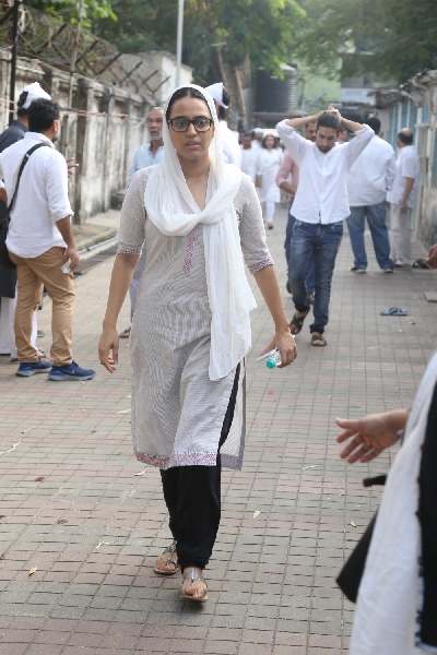 Mumbai: Actress Swara Bhaskar at the funeral of Shaukat Azmi - veteran actress, wife of renowned Late Urdu poet and lyricist Kaifi Azmi and mother of actress Shabana Azmi - in Mumbai on Nov 23, 2019. (Photo: IANS)