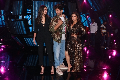 Mumbai: Actors Ananya Panday, Kartik Aaryan and Bhumi Pednekar at the promotions of upcoming film “Pati, Patni Aur Woh” on the sets of reality TV show "Indian Idol 11" in  Mumbai on Nov 25, 2019. (Photo: IANS)