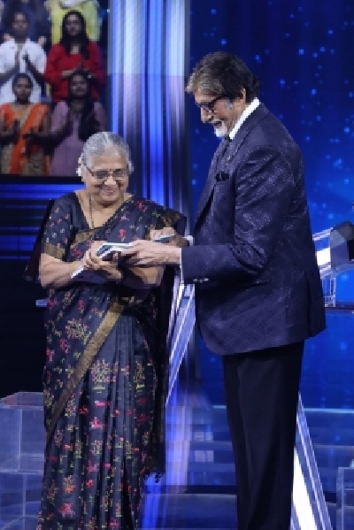 Philanthropist and Infosys Foundation chairperson Sudha Murthy and actor Amitabh Bachchan at the final episode of 