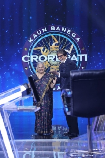 Philanthropist and Infosys Foundation chairperson Sudha Murthy and actor Amitabh Bachchan at the final episode of 