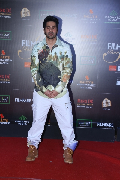 Mumbai: Actor Varun Dhawan on the red carpet of Filmfare Glamour And Style Awards 2019 in Mumbai on Dec 3, 2019. (Photo: IANS)
