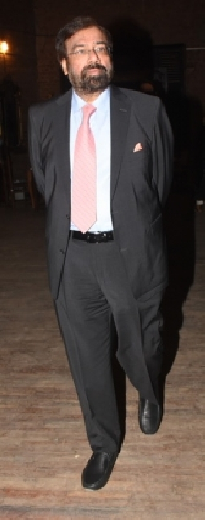 Big B pens foreword for Roopkumar Rathod