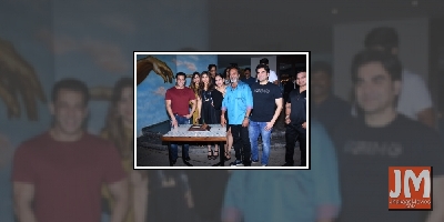 Salman cuts birthday cake with family and friends